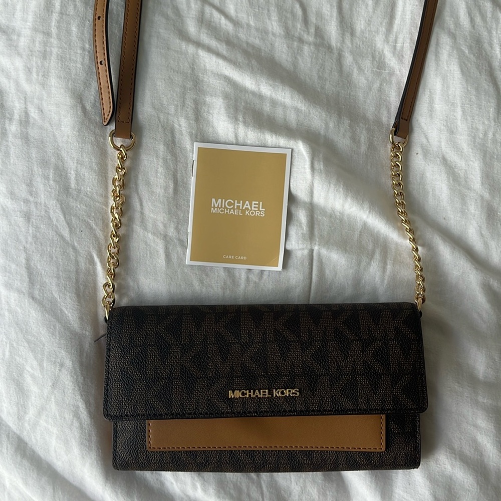 Jet Set Medium Logo 2-in-1 Convertible Crossbody Bag